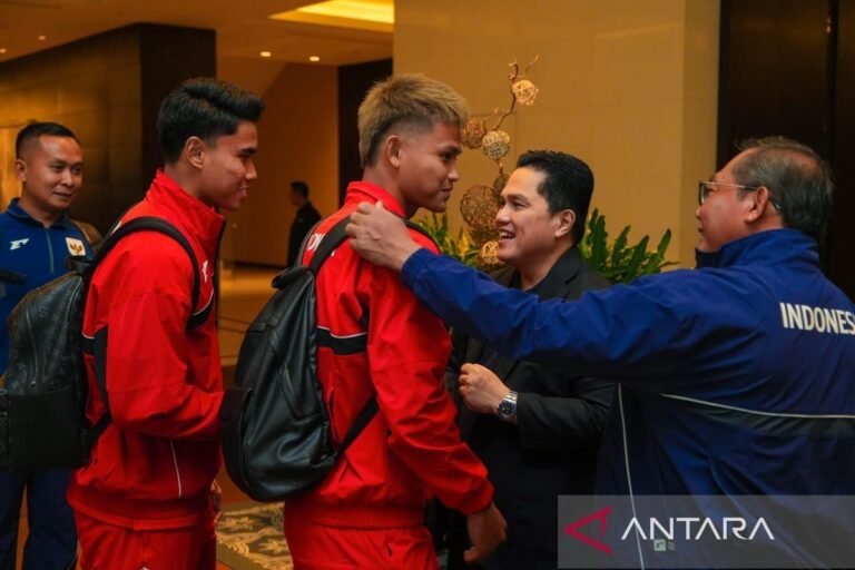 Berikut adalah beberapa alternatif judul untuk “Ketua Umum PSSI Melepas Keberangkatan Timnas Indonesia ke Australia”:

1. “Ketua Umum PSSI Mengantar Keberangkatan Timnas Indonesia ke Australia”
2. “Pelepasan Timnas Indonesia ke Australia: Dituntun oleh Ketua Umum PSSI”
3. “Ketua PSSI Sambut Keberangkatan Timnas Indonesia Menuju Australia”
4. “Dukungan Penuh Ketua Umum PSSI untuk Timnas Indonesia yang Menuju Australia”
5. “Dalam Acara Pelepasan, Ketua Umum PSSI Dukung Timnas Indonesia ke Australia”

Silakan pilih atau modifikasi sesuai kebutuhan!