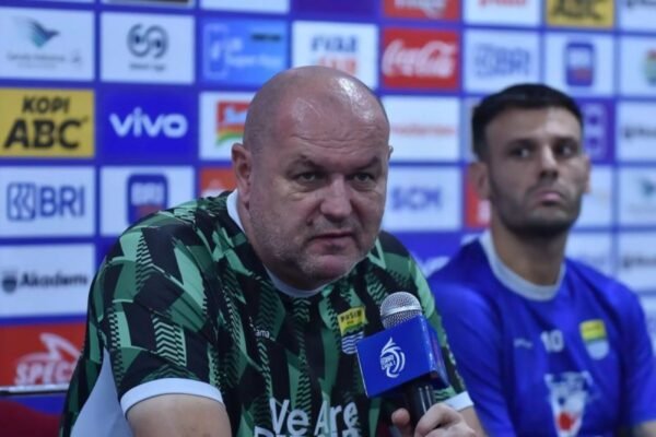 Berikut adalah beberapa alternatif judul untuk “Pemain Persib Bandung Dibekali Latihan Individual Selama Liburan”:
1. “Pemain Persib Bandung Lakukan Latihan Mandiri di Tengah Liburan”
2. “Latihan Individu untuk Pemain Persib Bandung saat Masa Libur”
3. “Pemain Persib Bandung Jalani Program Latihan Pribadi Selama Liburan”
4. “Selama Liburan, Pemain Persib Bandung Dapat Program Latihan Khusus”
5. “Persib Bandung: Pemain Fokus Latihan Individual di Masa Liburan”
6. “Latihan Individu: Persib Bandung Persiapkan Pemain Selama Liburan”
7. “Pemain Persib Bandung Tingkatkan Kondisi Fisik dengan Latihan Mandiri Saat Liburan Berikut adalah beberapa alternatif judul untuk "Pemain Persib Bandung Dibekali Latihan Individual Selama Liburan":
1. "Pemain Persib Bandung Lakukan Latihan Mandiri di Tengah Liburan"
2. "Latihan Individu untuk Pemain Persib Bandung saat Masa Libur"
3. "Pemain Persib Bandung Jalani Program Latihan Pribadi Selama Liburan"
4. "Selama Liburan, Pemain Persib Bandung Dapat Program Latihan Khusus"
5. "Persib Bandung: Pemain Fokus Latihan Individual di Masa Liburan"
6. "Latihan Individu: Persib Bandung Persiapkan Pemain Selama Liburan"
7. "Pemain Persib Bandung Tingkatkan Kondisi Fisik dengan Latihan Mandiri Saat Liburan