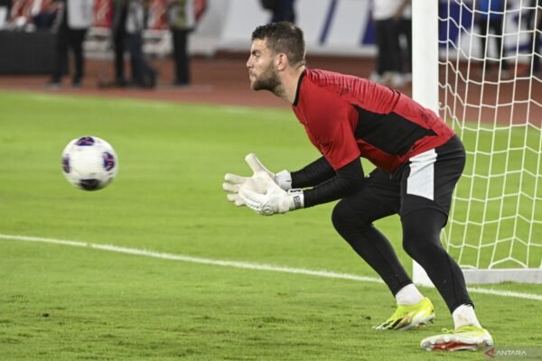 Berikut beberapa alternatif judul untuk "Hati-hati dengan Senjata Bola Mati Timnas Bahrain":

1. "Waspada Terhadap Ancaman Set-piece Timnas Bahrain"
2. "Menjaga Sisi Pertahanan: Ancaman Bola Mati dari Timnas Bahrain"
3. "Strategi Melawan Serangan Bola Mati Timnas Bahrain"
4. "Memahami Kekuatan Set-piece Timnas Bahrain"
5. "Hati-hati: Senjata Mematikan Timnas Bahrain di Set-piece"
6. "Mewaspadai Keunggulan Bola Mati Timnas Bahrain"
7. "Timnas Bahrain: Ancaman Berbahaya dalam Bola Mati"

Silakan pilih atau modifikasi sesuai kebutuhan!