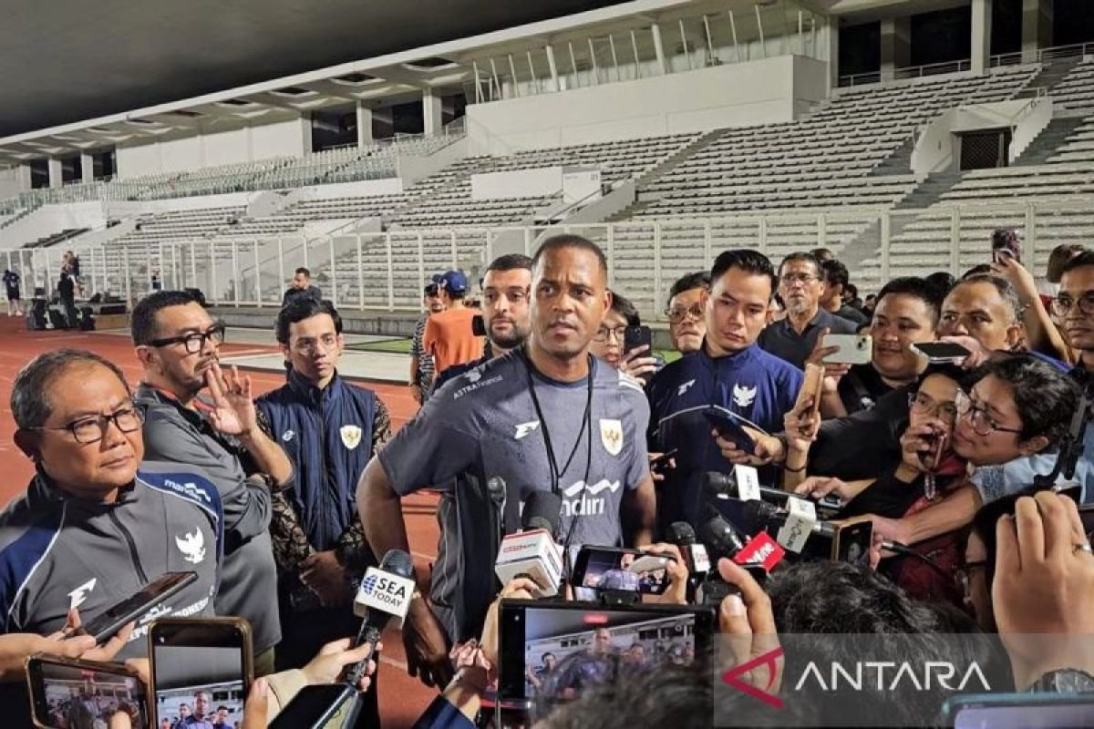 Here are some alternative titles for "Pratinjau Indonesia vs Bahrain: Saatnya kembali tampil pragmatis":

1. "Analisis Indonesia vs Bahrain: Kembali Ke Gaya Permainan Pragmatik"
2. "Preview Indonesia vs Bahrain: Saatnya Mengedepankan Pendekatan Praktis"
3. "Indonesia vs Bahrain: Menggagas Kembali Strategi Pragmatik"
4. "Persiapan Indonesia vs Bahrain: Kembalinya Pendekatan Praktis"
5. "Pratinjau Pertandingan Indonesia vs Bahrain: Mengembalikan Kecerdasan Taktis"
6. "Sambutan Indonesia vs Bahrain: Kini Waktunya Taktik Pragmatik"
7. "Menghadapi Bahrain: Kembali ke Aliran Permainan Pragmatik Indonesia"
8. "Persiapan Tidak Pragmatik: Indonesia vs Bahrain Dalam Sorotan" 

Feel free to mix and match or modify any of these suggestions!