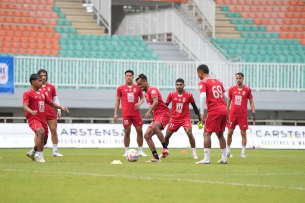 Here are a few alternate title suggestions:

1. "Tahar: Malut United Bersiap Hadapi Dewa United"
2. "Tahar: Pertahanan Malut United Siap Tantang Dewa United"
3. "Tahar: Malut United Siap Menyambut Dewa United"
4. "Tahar: Pertahanan Malut United Siap Menghadapi Dewa United"
5. "Tahar: Malut United Tegaskan Kesiapan Lawan Dewa United" 

Feel free to let me know if you'd like more options!