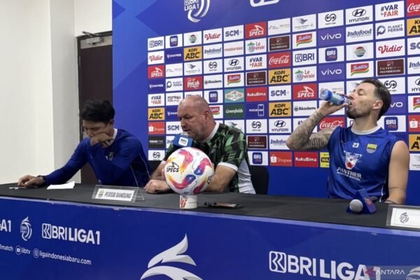 Berikut adalah beberapa alternatif judul untuk "Bojan Hodak: Laga melawan tim papan bawah justru jadi tantangan berat":

1. "Bojan Hodak: Pertandingan Melawan Tim Papan Bawah Menjadi Tantangan yang Sulit"
2. "Dari Papan Bawah: Tantangan Berat Menanti Bojan Hodak"
3. "Menghadapi Tim Papan Bawah: Bojan Hodak Siap Hadapi Tantangan Berat"
4. "Bojan Hodak: Duel Melawan Tim Bawah Papan Menjadi Ujian Berat"
5. "Tantangan Berat: Bojan Hodak dan Laga Melawan Tim Papan Bawah"
6. "Bojan Hodak: Melawan Tim Papan Bawah, Ujian yang Tak Terduga"
7. "Laga Melawan Tim Papan Bawah: Bojan Hodak Hadapi Tantangan Besar"

Silakan pilih salah satu atau gunakan sebagai inspirasi!