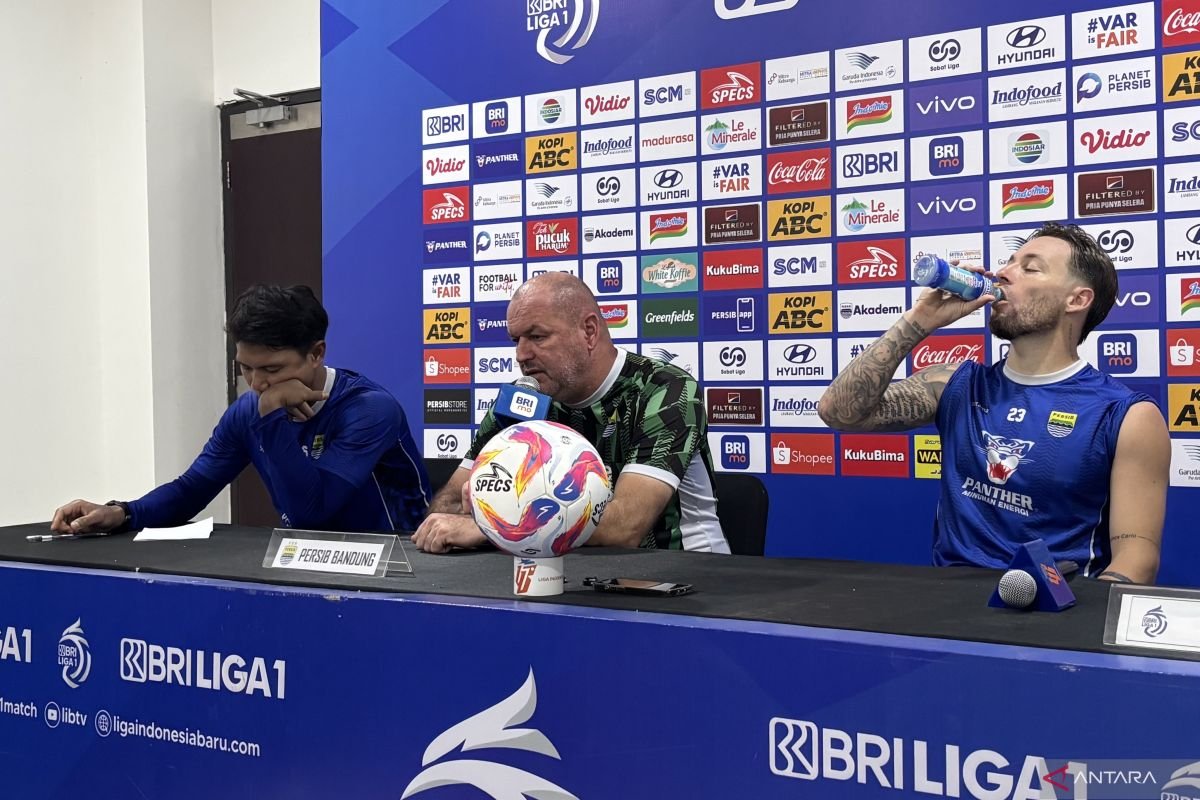 Berikut adalah beberapa alternatif judul untuk "Bojan Hodak: Laga melawan tim papan bawah justru jadi tantangan berat":

1. "Bojan Hodak: Pertandingan Melawan Tim Papan Bawah Menjadi Tantangan yang Sulit"
2. "Dari Papan Bawah: Tantangan Berat Menanti Bojan Hodak"
3. "Menghadapi Tim Papan Bawah: Bojan Hodak Siap Hadapi Tantangan Berat"
4. "Bojan Hodak: Duel Melawan Tim Bawah Papan Menjadi Ujian Berat"
5. "Tantangan Berat: Bojan Hodak dan Laga Melawan Tim Papan Bawah"
6. "Bojan Hodak: Melawan Tim Papan Bawah, Ujian yang Tak Terduga"
7. "Laga Melawan Tim Papan Bawah: Bojan Hodak Hadapi Tantangan Besar"

Silakan pilih salah satu atau gunakan sebagai inspirasi!