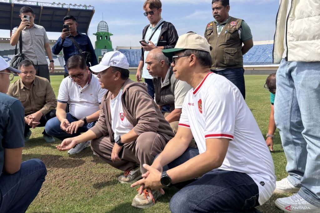 Berikut adalah beberapa alternatif judul untuk "OC Piala Presiden Tinjau Kesiapan Stadion Si Jalak Harupat Bandung":

1. "OC Piala Presiden Mengecek Persiapan Stadion Si Jalak Harupat di Bandung"
2. "Tinjauan OC Piala Presiden: Kesiapan Stadion Si Jalak Harupat Bandung"
3. "Kesiapan Stadion Si Jalak Harupat Bandung Diperiksa oleh OC Piala Presiden"
4. "OC Piala Presiden Lakukan Inspeksi di Stadion Si Jalak Harupat Bandung"
5. "Melihat Kesiapan Stadion Si Jalak Harupat: Tugas OC Piala Presiden"  
6. "OC Piala Presiden Awasi Persiapan Stadion Si Jalak Harupat di Bandung"
7. "Stadion Si Jalak Harupat Bandung: Tinjauan Kesiapan oleh OC Piala Presiden"

Semoga salah satu dari pilihan ini sesuai dengan yang Anda inginkan!