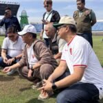 Berikut adalah beberapa alternatif judul untuk "OC Piala Presiden Tinjau Kesiapan Stadion Si Jalak Harupat Bandung":

1. "OC Piala Presiden Mengecek Persiapan Stadion Si Jalak Harupat di Bandung"
2. "Tinjauan OC Piala Presiden: Kesiapan Stadion Si Jalak Harupat Bandung"
3. "Kesiapan Stadion Si Jalak Harupat Bandung Diperiksa oleh OC Piala Presiden"
4. "OC Piala Presiden Lakukan Inspeksi di Stadion Si Jalak Harupat Bandung"
5. "Melihat Kesiapan Stadion Si Jalak Harupat: Tugas OC Piala Presiden"  
6. "OC Piala Presiden Awasi Persiapan Stadion Si Jalak Harupat di Bandung"
7. "Stadion Si Jalak Harupat Bandung: Tinjauan Kesiapan oleh OC Piala Presiden"

Semoga salah satu dari pilihan ini sesuai dengan yang Anda inginkan!
